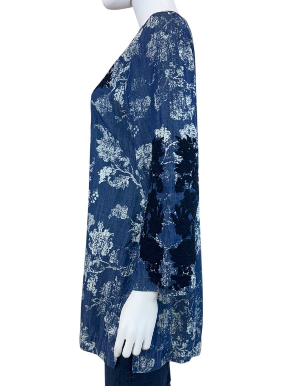 Chico's Blue Chambray Floral Embroidered Blouse Size M K0852 - Picture 4 of 10